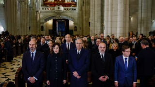 La presidenta de la Comunidad de Madrid, Isabel Díaz Ayuso (2i), y el alcalde de Madrid, José Luis Martínez-Almeida (dcha), entre otros, asisten a la misa funeral católica por las víctimas de los accidentes ferroviarios de la pasada semana organizada por la Provincia Eclesiástica de Madrid, este jueves en la Catedral de Santa María la Real de la Almudena. EFE/Daniel González