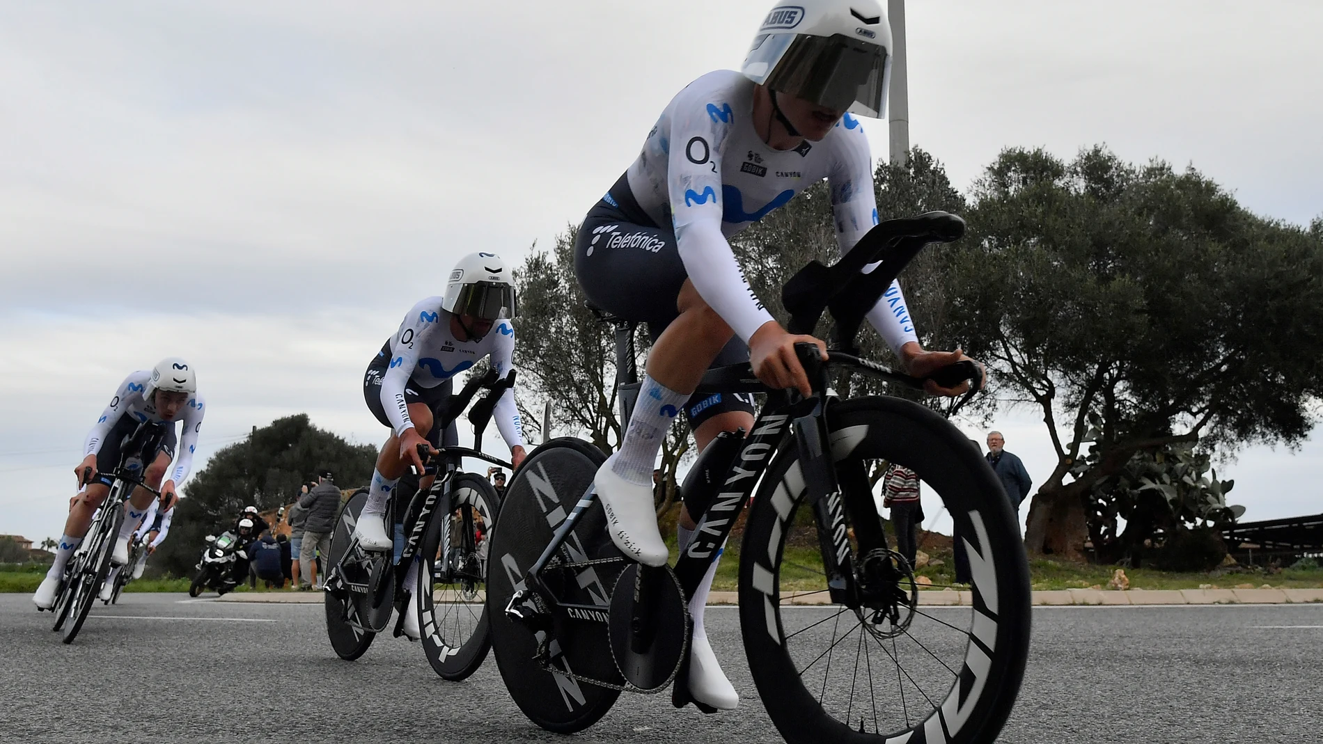 COLONIA DE SANT JORDI (MALLORCA), 29/01/2026.-El equipo Movistar Team durante la contrarreloj por equipos de la XXXV Garden Hotels-Luxcom Challenge Ciclista Mallorca, entre Ses Salines y la Colonia de Sant Jordi este jueves. EFE/ Miquel A. Borràs