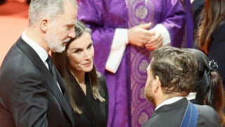 HUELVA, 29/01/2026.- El rey Felipe y la reina Letizia hablan con familiares de las víctimas durante el funeral que se celebra este jueves en Huelva para acompañar a los familiares de las 45 víctimas mortales del accidente ferroviario de Adamuz, 28 de las cuales eran de municipios de esta provincia. EFE/ José Manuel Vidal