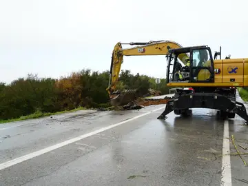 Daños la carretera de acceso a Rota (Cádiz) Imagen de las obras de reparación de la carretera de acceso al municipio gaditano de Rota (A-2075) tras los daños ocasionados por la borrasca Ingrid. A 27 de enero de 2026, en Rota, Cádiz (Andalucía, España). Tras los daños ocasionados por la borrasca Ingrid a su paso por la localidad gaditana de Rota, la Junta ha procedido a ejecutar obras de emergencias para el arreglo de la carretera de acceso a la población (A-2075) y restablecer en el menor tiempo posible el tráfico en la vía, que se ha ...