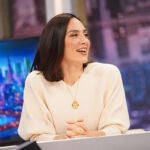 Tamara Falc&oacute; y su look en blanco.