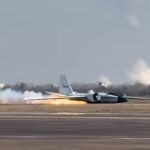 Momento en el que el WB-57 toca tierra y comienza a encenderse