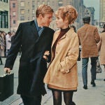 Escena de la pel&iacute;cula 'Descalzos por el parque'.