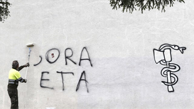  Un trabajador municipal tapa una pintadas en apoyo a ETA aparecidas esta madrugada por las calles del Casco Viejo de la ciudad de Pamplona
