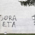  Un trabajador municipal tapa una pintadas en apoyo a ETA aparecidas esta madrugada por las calles del Casco Viejo de la ciudad  de Pamplona