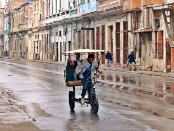 AME519. LA HABANA (CUBA), 01/02/2026.- Un hombre conduce un bicitaxi por una calle este domingo, en La Habana (Cuba). Inundaciones asociadas a un frente fr&iacute;o y fuertes marejadas para el litoral norte del occidente, con impacto probable en La Habana, se prev&eacute; un incremento de los vientos del noroeste y marejadas que podr&iacute;an alcanzar intensidades fuertes en el litoral norte. EFE/ Ernesto Mastrascusa 