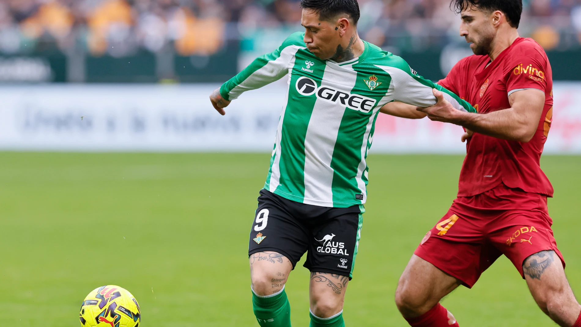 SEVILLA, 01/02/2026.- El delantero del Real Betis Chimy Ávila (i) ante el defensa del Valencia CF Unai Nuñez (d) durante el encuentro correspondiente a la jornada 22 de LaLiga EA Sports disputado este domingo entre el Real Betis y el Valencia CF en el estadio de La Cartuja en Sevilla. EFE/ José Manuel Vidal