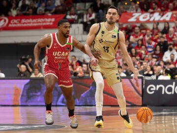 MURCIA, 01/02/2026.- El base checo del Barcelona Tomas Satoransky (d) controla el bal&oacute;n ante la presi&oacute;n del base estadounidense de UCAM David DeJulius (i), durante el partido de la d&eacute;cimo octava jornada de la Liga Endesa que est&aacute;n disputando este domingo en el Palacio de los Deportes de Murcia. EFE/Marcial Guill&eacute;n 
