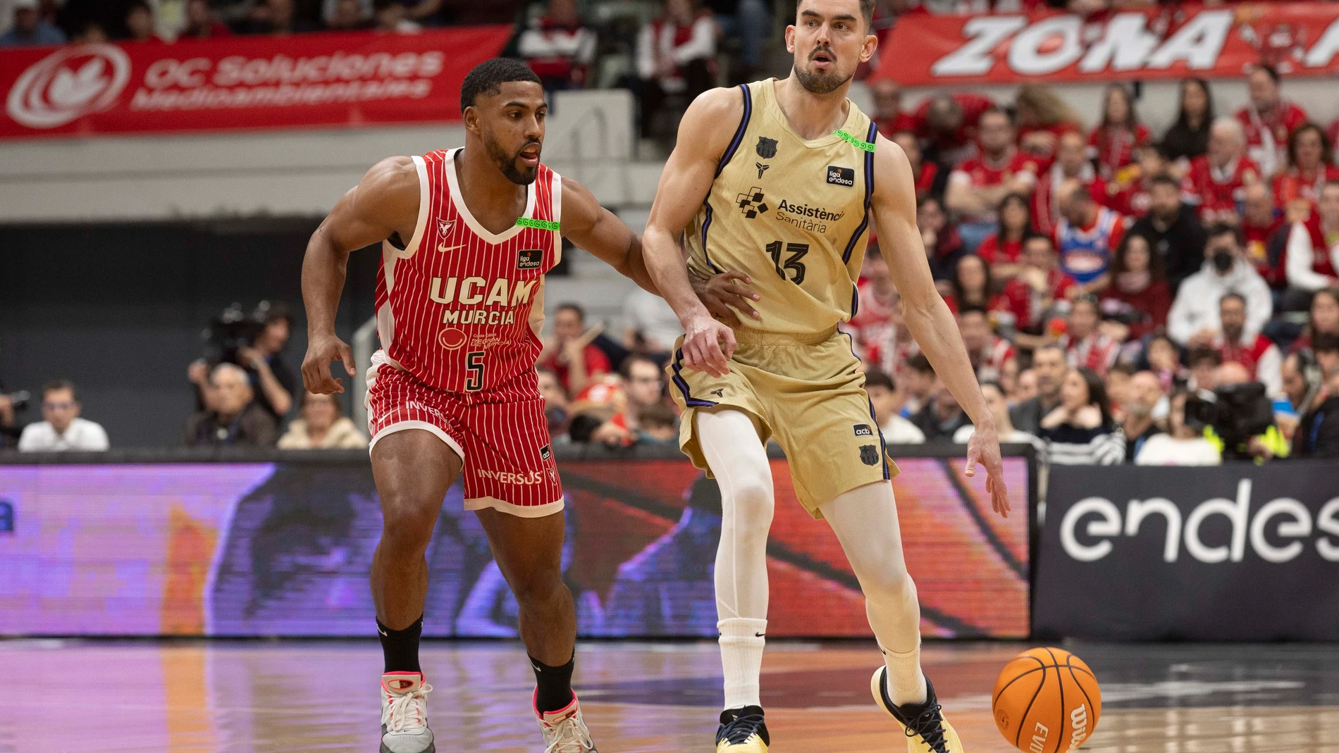 MURCIA, 01/02/2026.- El base checo del Barcelona Tomas Satoransky (d) controla el balón ante la presión del base estadounidense de UCAM David DeJulius (i), durante el partido de la décimo octava jornada de la Liga Endesa que están disputando este domingo en el Palacio de los Deportes de Murcia. EFE/Marcial Guillén