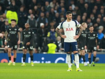 London (United Kingdom), 01/02/2026.- Cristian Romero of Tottenham reacts after his team concedes the first goal during the English Premier League match between Tottenham Hotspur and Manchester City in London, Great Britain, 01 February 2026. (Gran Breta&ntilde;a, Reino Unido, Londres) EFE/EPA/NEIL HALL EDITORIAL USE ONLY. No use with unauthorized audio, video, data, fixture lists, club/league logos, 'live' services or NFTs. Online in-match use limited to 120 images, no video emulation. No use in be...