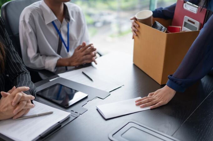 Despiden a un empleado tras pillarle desnudo con una mujer en la oficina: improcedente con 9.175 euros de indemnización