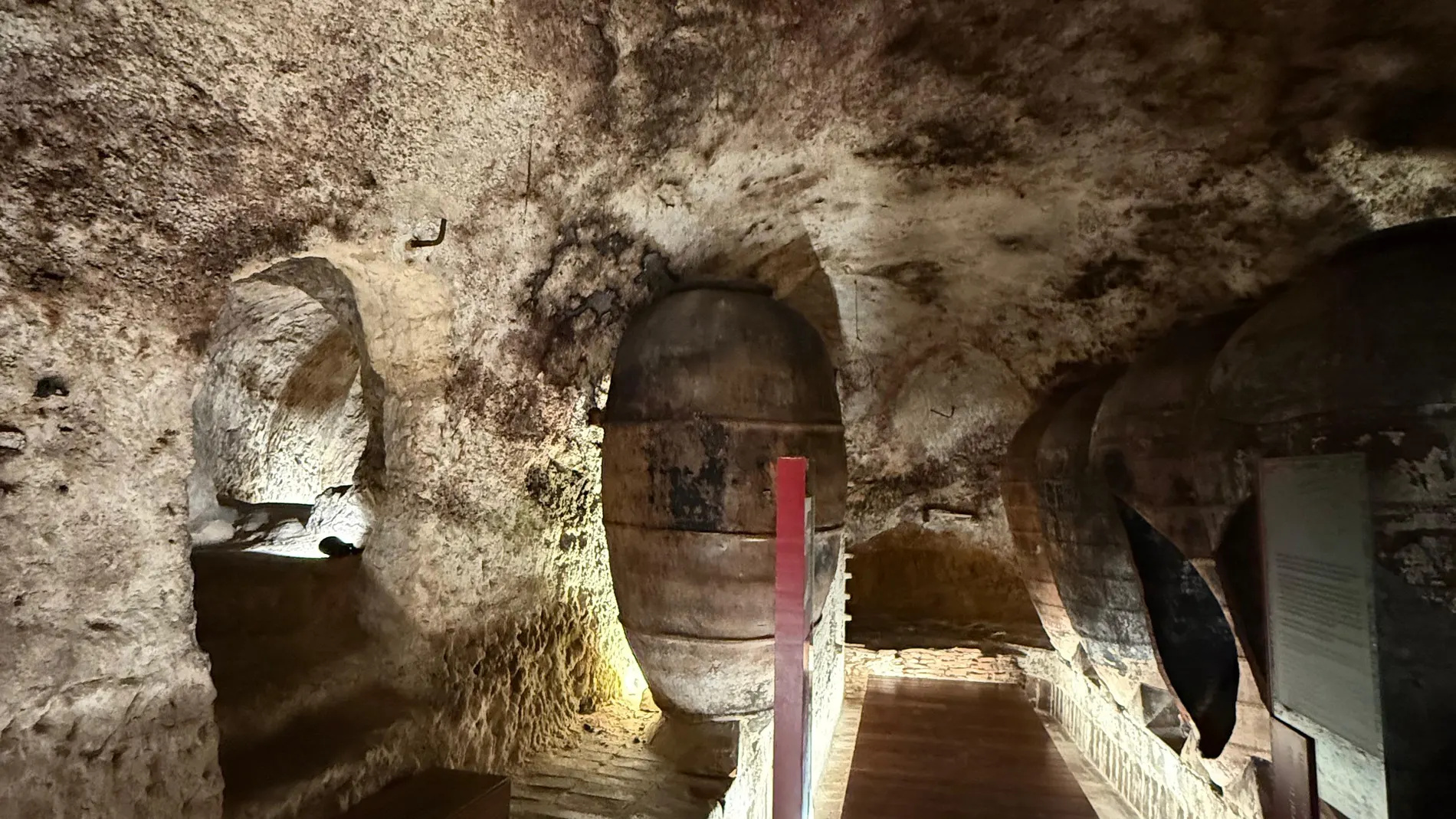 El sorprendente laberinto subterráneo de la ciudad del vino en Valencia