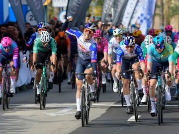 PALMA DE MALLORCA, 01/02/2026.- El ciclista del equipo Red Bull Bora Ame Marit (c) celebra la victoria en la quinta prueba del trofeo Mallorca Fashion Outlet-Passeig Mar&iacute;tim de Palma de la XXXV Garden Hotels-Luxcom Challenge Ciclista Mallorca. EFE/ Miquel A. Borr&agrave;s 