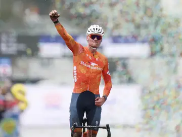 2026 UCI Cyclo-cross World Championships - Men's Elite race Hulst (Netherlands), 01/02/2026.- Cyclist Mathieu van der Poel celebrates his victory in the Men's Elite race at the 2026 UCI Cyclo-cross World Championships in Hulst, the Netherlands, 01 February 2026. (Ciclismo, Países Bajos; Holanda) EFE/EPA/Iris van den Broek