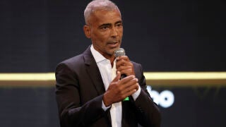 AME1265. R&iacute;O DE JANEIRO (BRASIL), 02/02/2026.- El exjugador brasile&ntilde;o Rom&aacute;rio de Souza Faria habla en la presentaci&oacute;n de la Copa de las Leyendas este lunes, en la casa de espect&aacute;culos Roxy, en R&iacute;o de Janeiro (Brasil). EFE/ Antonio Lacerda 