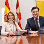La consejera de Educaci&oacute;n, Roc&iacute;o Lucas, y el director territorial de CaixaBank en Castilla y Le&oacute;n, Gerardo Cuartero, firman el acuerdo