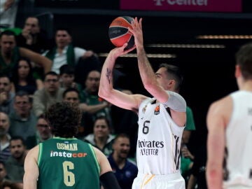 Abalde lanza de tres ante el Panathinaikos