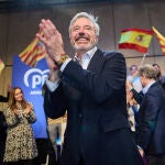 Feij&oacute;o clausura un mitin en Teruel junto al presidente Jorge Azc&oacute;n y la alcaldesa de Teruel, Emma Buj.&copy; Alber