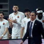 Scariolo y el banquillo del Real Madrid durante el partido en Atenas