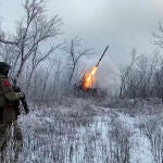 Un lanzacohetes m&uacute;ltiple ruso TOS-1A dispara hacia posiciones ucranianas en una ubicaci&oacute;n no revelada en Ucrania.