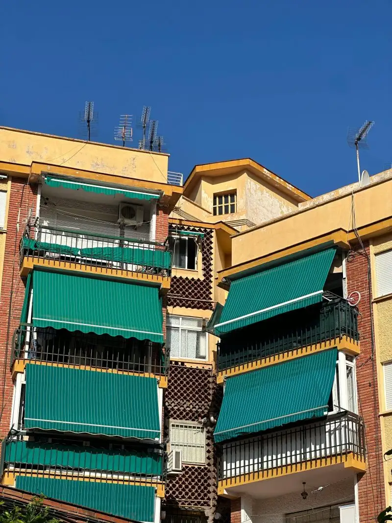 Esta es la razón por la que los toldos verdes son tan populares en los balcones españoles