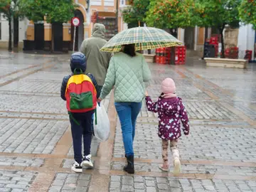 Regresa la actividad lectiva salvo en las zonas con inundaciones Escolares retoman este jueves las clases presenciales en los centros docentes. A 5 de febrero de 2026 en Sevilla (Andalucía, España). Las previsiones de la Aemet apuntan a que "la zona occidental de Andalucía evolucionará hacia una tendencia prácticamente de muchísima menor incidencia" de la borrasca, salvo excepciones "muy concretas", de forma que el mapa de avisos en esa parte de la comunidad se reducirá a nivel amarillo mayoritariamente, y fundamentalmente por fuertes rachas de viento.05...