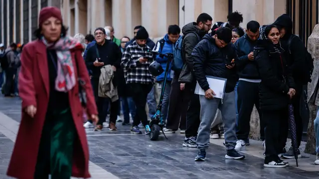 Colas por la regularización extraordinaria de inmigrantes Colas por la regularización extraordinaria de inmigrantes