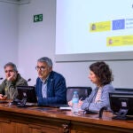  El director de la Estaci&oacute;n Biol&oacute;gica de Do&ntilde;ana, Eloy Revilla (c), el vicedirector responsable de la ICTS Do&ntilde;ana, Javier Bustamante (i), y la coordinadora del Equipo de Agua y Medio Terrestre del Programa de Seguimiento de Procesos Naturales, Roc&iacute;o Fern&aacute;ndez Zamudio