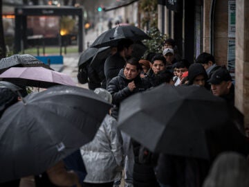 La regulaci&oacute;n de inmigrantes satura los consulados: Espa&ntilde;a aceptar&aacute; el sello de Argelia para tramitar el visado