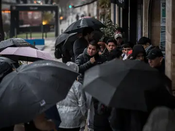 La regulación de inmigrantes satura los consulados: España aceptará el sello de Argelia para tramitar el visado La regulación de inmigrantes satura los consulados: España aceptará el sello de Argelia para tramitar el visado