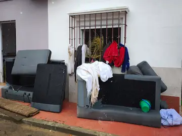 La provincia de Cádiz sigue bajo los efectos del temporal de lluvia y viento Viviendas anegadas de agua en la localidad gaditana de San Martín del Tesorillo, tras el paso de la borrasca Leonardo. A 5 de febrero de 2026, en San Martín del Tesorillo, Cádiz (Andalucía, España). El Servicio de Emergecias de Andalucía EMA 112 ha gestionado durante la madrugada de este jueves 19 incidencias en la provincia de Cádiz, entre las que ha destacado la asistencia en San Roque por parte de Cruz Roja que presentaban signos de hipotermia tras haber sido rescatadas de sus viviendas po...