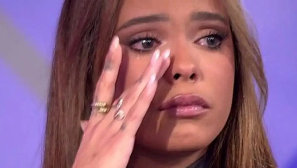 Gloria Camila rompe a llorar al aclarar su "triángulo amoroso" con Manuel Cortés y Álvaro García