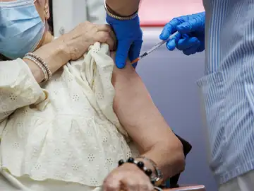 Una mujer vacunándose Una mujer vacunándose