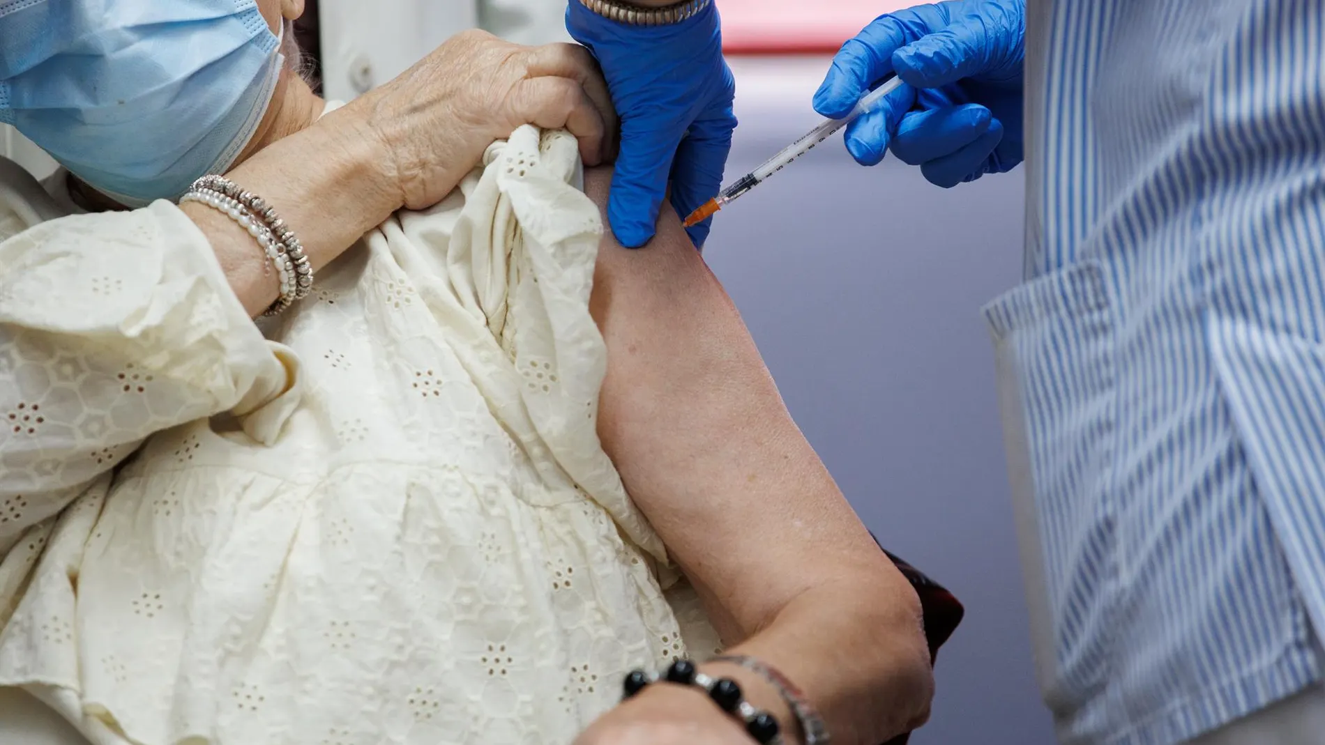 Una mujer vacunándose