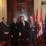 Carnero junto a Ferrer Dalmau y el arzobispo Luis Argüello en la presentación del cartel de Semana Santa de Valladolid Carnero junto a Ferrer Dalmau y el arzobispo Luis Argüello en la presentación del cartel de Semana Santa de Valladolid