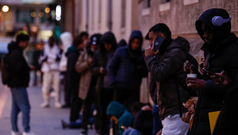 Colas en el Ayuntamiento de Valencia por la regularización extraordinaria de inmigrantes