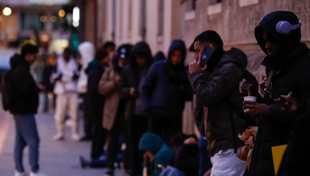 Colas en el Ayuntamiento de Valencia por la regularización extraordinaria de inmigrantes