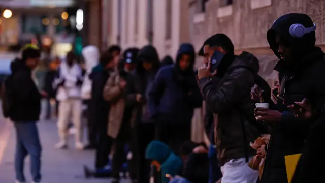 El Consejo de Ministros dará hoy luz verde a la regularización de migrantes Decenas de inmigrantes hacen cola en el Ayuntamiento de Valencia, a 5 de febrero de 2026, en Valencia, Comunidad Valenciana (España). Inmigrantes irregulares acuden a los consulados, comisarías y ayuntamientos para conseguir el certificado de antecedentes penales o la autorización consular que permite a un familiar tramitar ese certificado, requisito imprescindible para la regularización, ya que el decreto exige no tener condenas penales en el país de origen y demostrar una estancia mínima de...