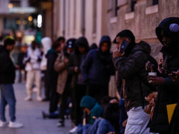 Decenas de inmigrantes hacen cola en el Ayuntamiento de Valencia, a 5 de febrero de 2026, en Valencia, Comunidad Valenciana (Espa&ntilde;a). Inmigrantes irregulares acuden a los consulados, comisar&iacute;as y ayuntamientos para conseguir el certificado de antecedentes penales o la autorizaci&oacute;n consular que permite a un familiar tramitar ese certificado, requisito imprescindible para la regularizaci&oacute;n, ya que el decreto exige no tener condenas penales en el pa&iacute;s de origen y demostrar una estancia m&iacute;nima de...