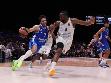 Campazzo recibie el contacto de Kabengele DUBAI (United Arab Emirates), 05/02/2026.- Real Madrid's Facundo Campazzo (L) and Mfiondu Kabengele of Dubai Basketball in action during the EuroLeague basketball match between Dubai Basketball and Olympiacos Piraeus in Dubai, United Arab Emirates, 05 February 2026. (Baloncesto, Euroliga, Emiratos Árabes Unidos, Pireo) EFE/EPA/ALI HAIDER