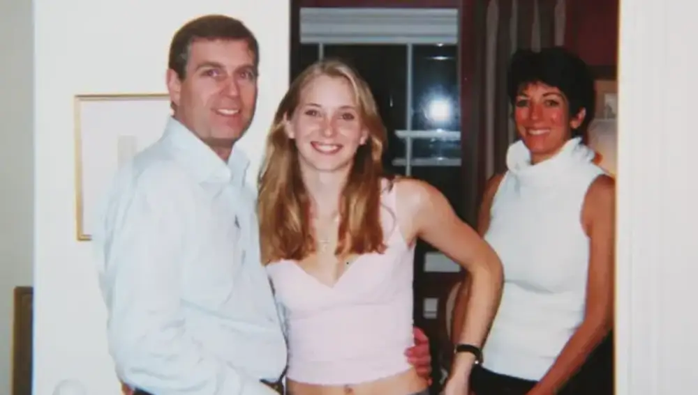 La polémica foto del entonces príncipe Andrés con Virginia Giuffre, una de las víctimas de Epstein