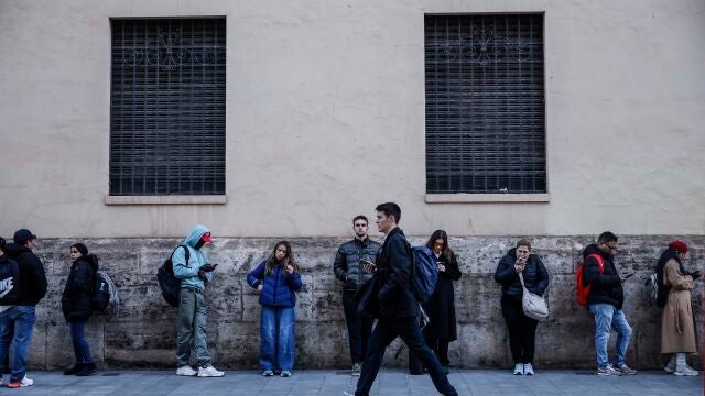 Decenas de inmigrantes hacen cola en el Ayuntamiento de Valencia, a 5 de febrero de 2026, en Valencia, Comunidad Valenciana (Espa&ntilde;a). Inmigrantes irregulares acuden a los consulados, comisar&iacute;as y ayuntamientos para conseguir el certificado de antecedentes penales o la autorizaci&oacute;n consular que permite a un familiar tramitar ese certificado, requisito imprescindible para la regularizaci&oacute;n, ya que el decreto exige no tener condenas penales en el pa&iacute;s de origen y demostrar una estancia m&iacute;nima de...