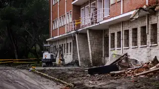 El Ayuntamiento ha criticado que los trabajos de demolición de antiguas edificaciones en los terrenos se hayan detenido El Ayuntamiento ha criticado que los trabajos de demolición de antiguas edificaciones en los terrenos se hayan detenido