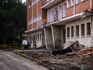 El Ayuntamiento ha criticado que los trabajos de demolici&oacute;n de antiguas edificaciones en los terrenos se hayan detenido