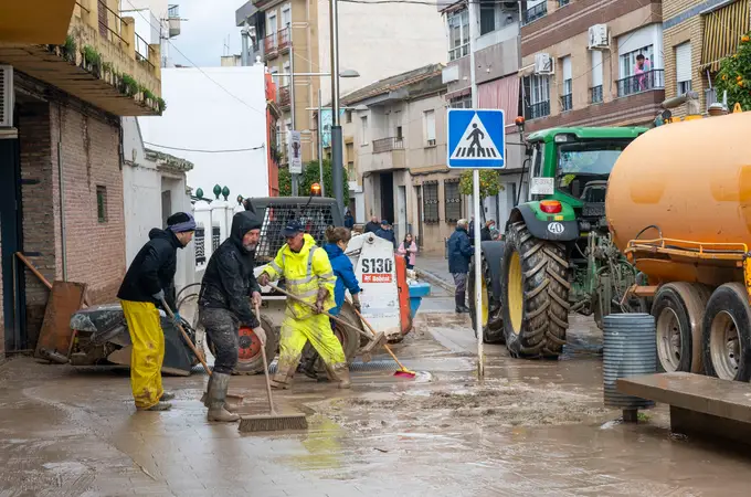 La crónica de Marta Robles: Agua infernal, nervios en las elecciones de Aragón, retrasos en los trenes y debate sobre los dueños de las redes y los menores La crónica de Marta Robles: Agua infernal, nervios en las elecciones de Aragón, retrasos en los trenes y debate sobre los dueños de las redes y los menores