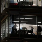 Trabajadores hasta tarde en sus oficinas