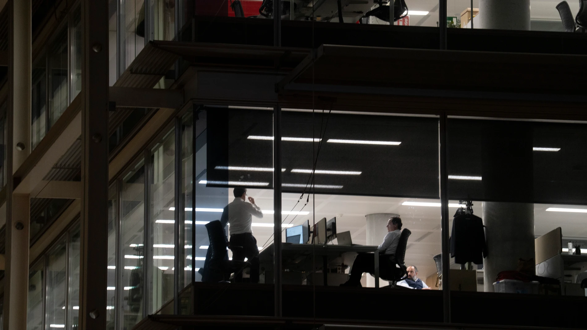 Trabajadores hasta tarde en sus oficinas