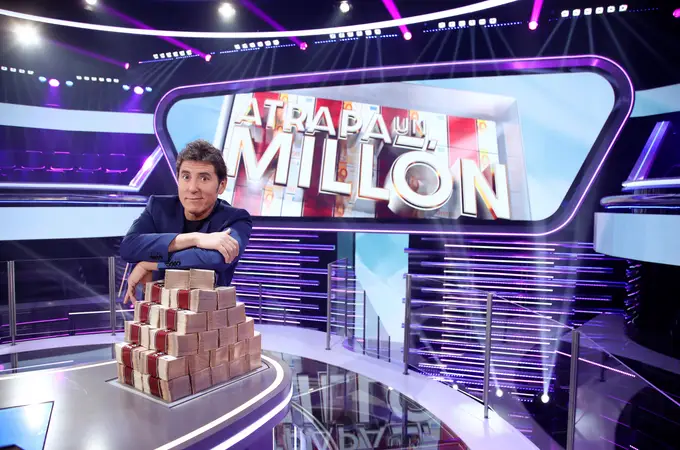 Antena 3 arrasa en audiencias el sábado y lidera con 'Antena 3 Noticias' y 'Atrapa un millón’' Antena 3 arrasa en audiencias el sábado y lidera con 'Antena 3 Noticias' y 'Atrapa un millón’'