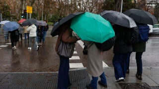 MADRID, 06/02/2026.- Varias personas se protegen de la lluvia este viernes en Madrid. Tras una peque&ntilde;a tregua este viernes en el que las lluvias ser&aacute;n menos abundantes que en d&iacute;as anteriores, ma&ntilde;ana llegar&aacute; al pa&iacute;s una nueva borrasca de alto impacto, llamada Marta, que volver&aacute; a provocar lluvias muy abundantes en el tercio sur peninsular, "en zonas ya muy castigadas por las intensas lluvias de d&iacute;as previos". EFE/Mariscal 