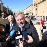 Azc&oacute;n visita el Pilar y toma un verm&uacute; en el d&iacute;a de reflexi&oacute;n